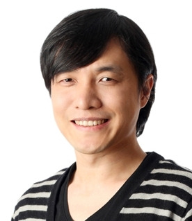 30대 시절 흰 배경 스튜디오 프로필 사진